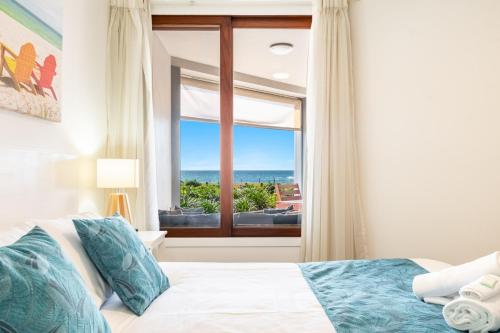 伦诺克斯角Sea Esta - Lennox Head的一间卧室设有一张床,享有海景