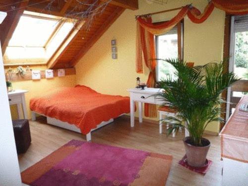 格鲁特维普夫住宿加早餐酒店的一间卧室,里面装有床和植物