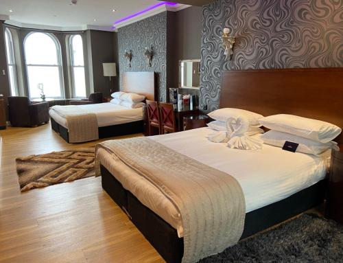 道格拉斯Halvard Hotel的一间酒店客房,房间内设有两张床