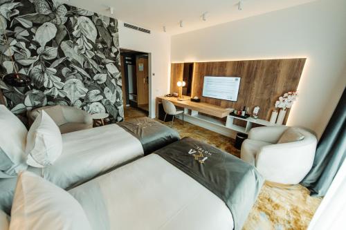 锡盖图马尔马切伊Iza Hotel的酒店客房配有两张床和一张书桌