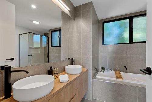 马莱尼The Ridge at Maleny 1 Bedroom Villa with Spa的一间带大水槽、浴缸和镜子的浴室
