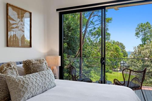马莱尼The Ridge at Maleny 1 Bedroom Villa with Spa的一间卧室设有一张床和一个大窗户
