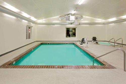 贝尔格莱德贝尔格莱德/博兹曼机场速8酒店的一个带游泳池的房间中的一个大型游泳池