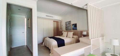 英格兰海滩Apartamentos Casas Carmen - Adults Only的一间酒店客房,设有一张床和一个楼梯