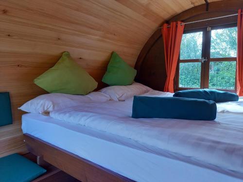 Groß SarauWakenitz-Camp的木制客房内的一间卧室配有一张大床
