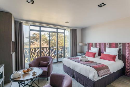 圣马洛Résidence Premium Le Bénétin- Saint Malo的酒店客房设有一张床和一个阳台。