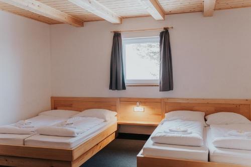 戈雷尼斯卡地区采尔克列Hotel House Rozka的带三张床和窗户的客房