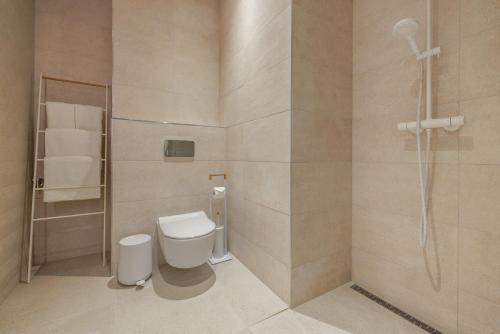 塔尔图Valli Residence的一间带卫生间和淋浴的浴室