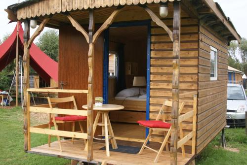 Groß SarauWakenitz-Camp的小屋配有桌椅