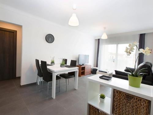 艾姆布里亚布拉瓦Apartment Port Banyuls-4 by Interhome的客厅配有白色桌子和黑色椅子