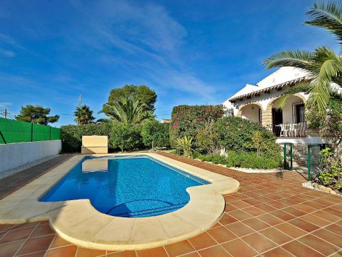贝尼塔切利Holiday Home Pinomar by Interhome的一座房子的院子内的游泳池