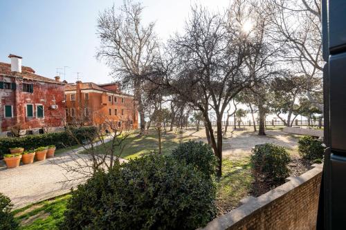威尼斯Laguna D'oro Luxury Apartments的享有庭院树木和建筑的景色