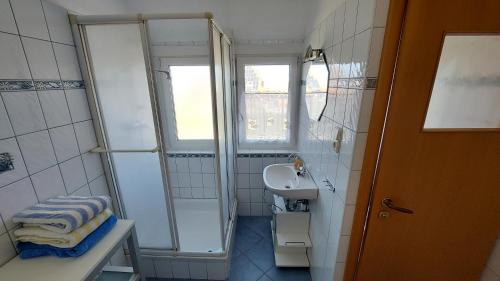 Ferienhaus Nordstrand Whg 4的一间浴室
