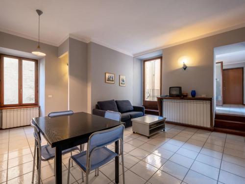 奥尔塔圣朱利奥Apartment Borgo Vecchio by Interhome的客厅配有桌子和沙发