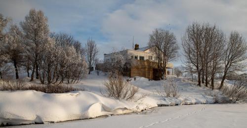 雷恰利兹Myvo The Studio apartment at Geiteyjarströnd 4的雪中在路边的房子