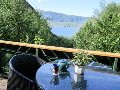 ÅkraChalet Åkrafjorden - FJH340 by Interhome的湖景阳台配有桌椅