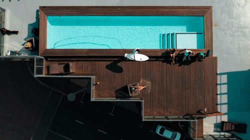 德班Point Waterfront Apartments的一个大屏幕,在房间内有游泳池
