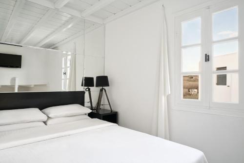 帕瑞加奥尔迈拉宾馆的白色的卧室设有床和窗户