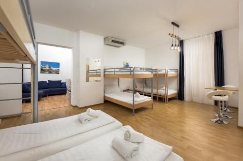 卢加诺GuestHouse Lugano Center by LR的酒店客房配有两张床和一张书桌
