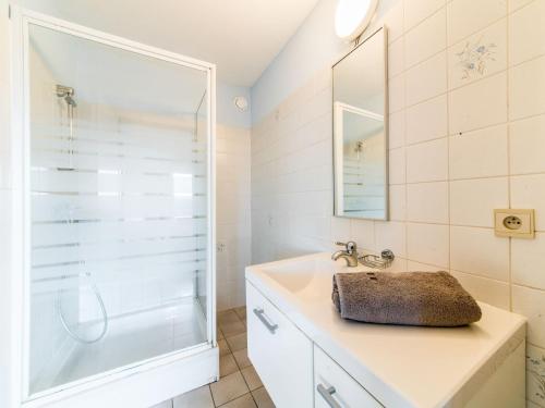 布列登Apartment Residentie Astrid-6 by Interhome的带淋浴和盥洗盆的白色浴室