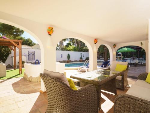 莫莱拉Holiday Home Villa Paradise by Interhome的一个带桌椅的庭院和一个游泳池