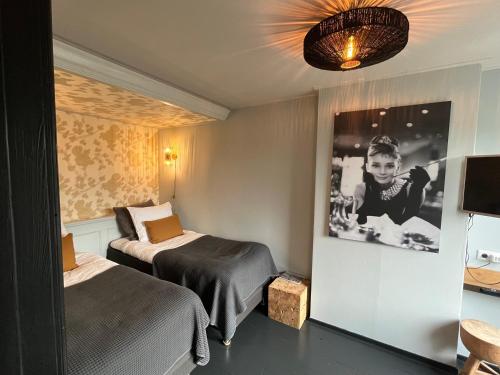 斯内克思黛丝拉吉门特韦斯特辛格公寓的一间酒店客房,设有两张床和电视
