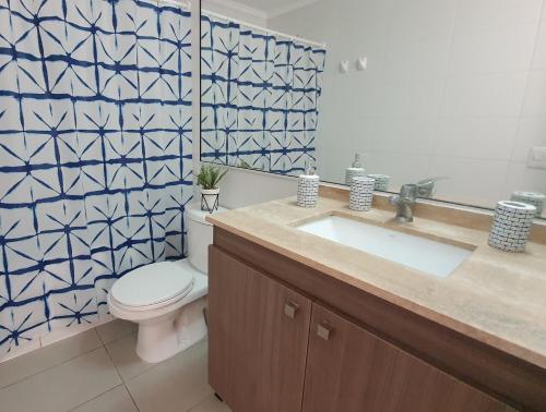 安托法加斯塔Antofagasta Sunset - Amplio Departamento con Home Office y Vista Mar的浴室配有白色卫生间和盥洗盆。