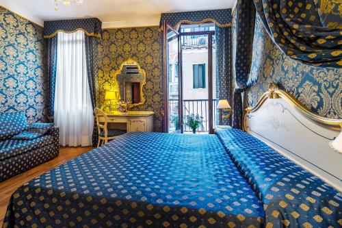 威尼斯埃尔加泽蒂诺酒店的蓝色的卧室设有一张大床和一个窗户