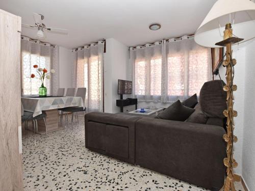 托里代巴拉Apartment Magnolia by Interhome的带沙发和餐桌的客厅
