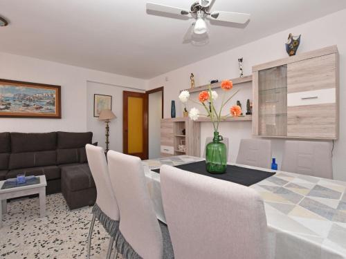 托里代巴拉Apartment Magnolia by Interhome的用餐室以及带桌椅的起居室。