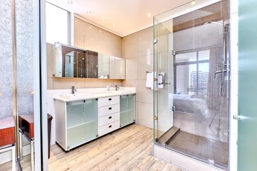 约翰内斯堡Comfort Apartment SA的带淋浴和盥洗盆的浴室
