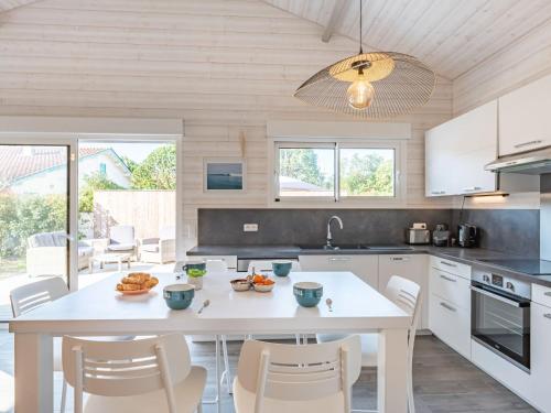 拉卡诺奥肯Holiday Home Villa Horizon by Interhome的厨房配有白色的桌椅