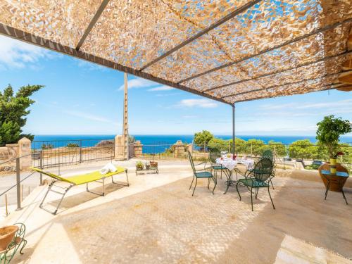 班亚布法Holiday Home Sa Caseta des Camp by Interhome的一个带桌椅的庭院和大海