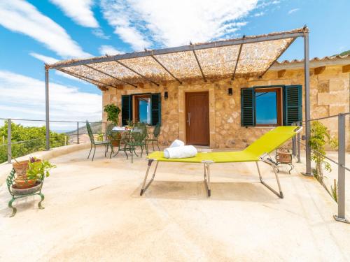 班亚布法Holiday Home Sa Caseta des Camp by Interhome的一座配有黄色桌椅的庭院