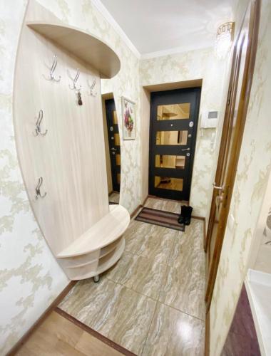 阿拉木图Apartments Ahmetova 4 21的一间位于客房内的白色卫生间的浴室