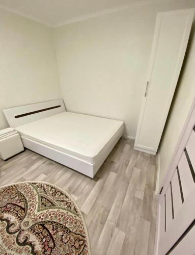 阿拉木图Ахметова 6 7的小房间,配有床和地毯