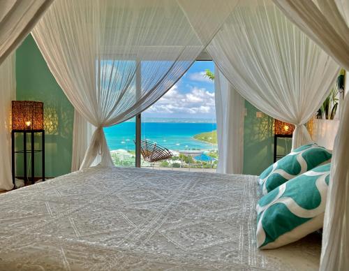 Anse Marcel Villa Privilege的一间卧室设有一张床,享有海景