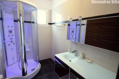帕拉马Alexandros Villa Luxury Achiilion Corfu的带淋浴和盥洗盆的浴室