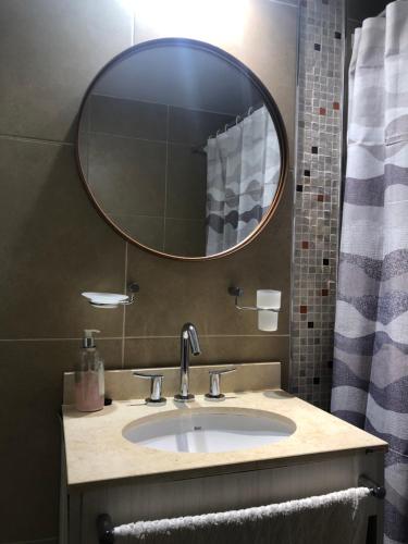 圣达菲Departamento en Santa Fe, Capital. Con cochera y pileta的一间带水槽和镜子的浴室