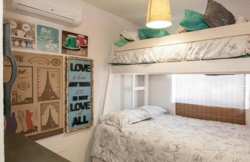 巴亚尔塔港Marineros Vallarta的一间卧室配有两张双层床和一张床