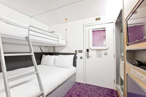 耶特莱尔伦敦盖特威克机场酒店客房内的一张或多张双层床