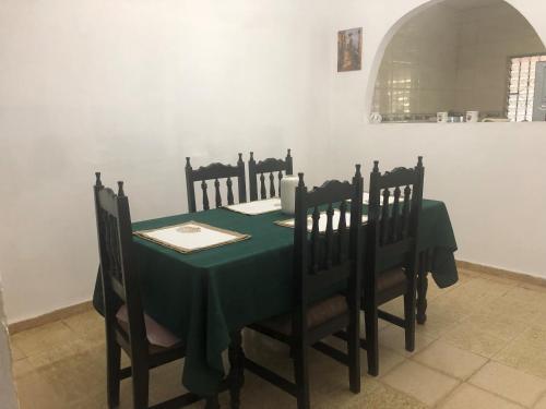 奇特雷Hostal Familiar Los Girasoles的餐桌、绿桌布和椅子