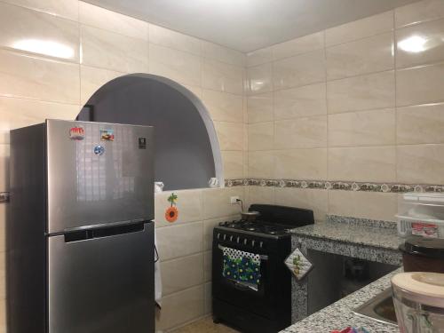 奇特雷Hostal Familiar Los Girasoles的厨房配有冰箱和炉灶。