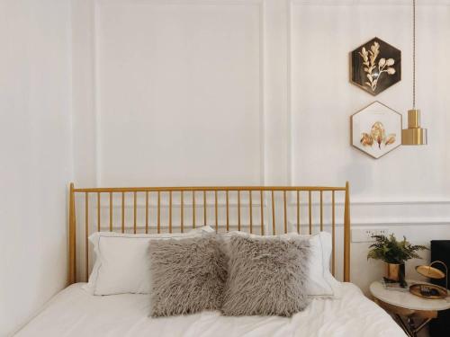 南京【路客】江苏省南京市·新街口·路客精品公寓·00146800的一间卧室配有带白色床单和枕头的床。