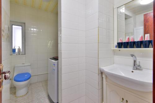 天津【路客】天津市和平区·鼓楼·路客精品公寓·N0120790的白色的浴室设有卫生间和水槽。