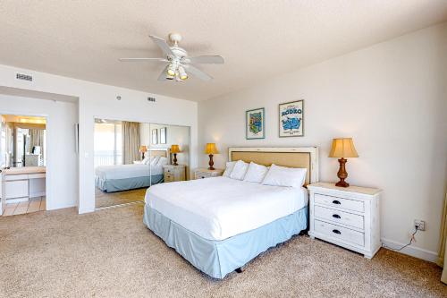 纳瓦拉Navarre Beach Regency 308的一间卧室配有一张床和吊扇
