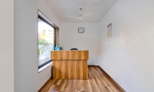 那格浦尔Itsy By Treebo - Shri Guru Service Apartment的窗户客房内的木台