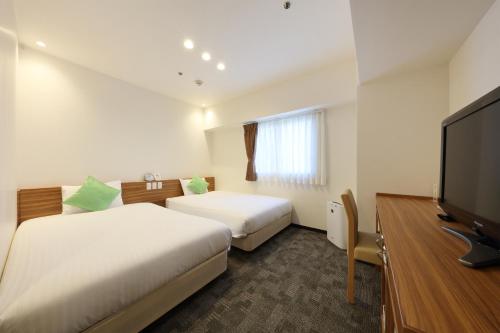 大阪市航酒店的酒店客房设有两张床和一台平面电视。