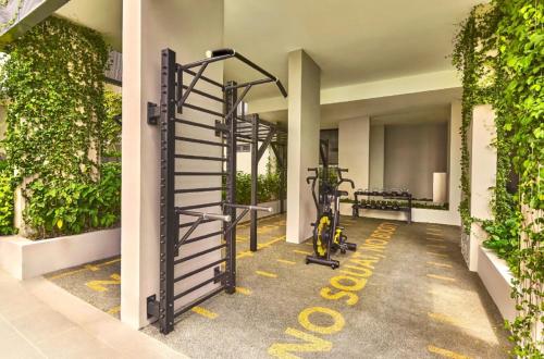 lyf Farrer Park Singapore的健身中心和/或健身设施