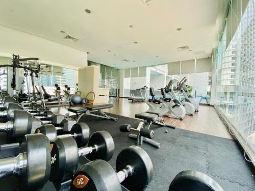 吉隆坡吉隆坡市中心华美达套房酒店的健身房,配有一系列举重器材